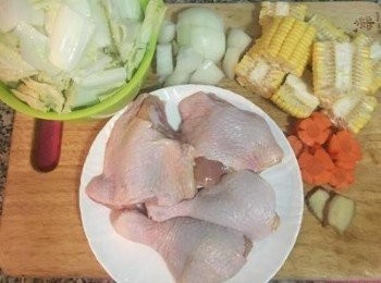 step2: 洋蔥、白菜、紅蘿蔔切塊；大雞腿延關節處切開成2塊，並用少許鹽抓勻；玉米切段後對切成塊；
