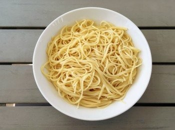 step2: 燒紅油鑊，加入意粉，略炒，盛起。