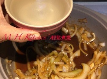 step12: 加入醬油，味醂、料理酒、糖、水煮滾，洋蔥開始軟身