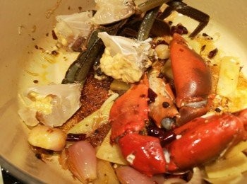step5: 再將蟹身同炒，之後落蟹調味料，炒混後加上1湯匙熱水，蓋蓋焗3分鐘。