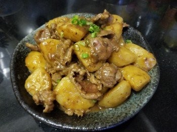 step11: 將牛展切薄片 , 用糖 , 雞粉 , 胡椒粉 , 麻油 , 黃酒醃 15 分鐘 , 薯仔去皮後切件 .
先將牛展用蒜頭 , 乾蔥爆炒至半熟備用 , 燒紅油鑊將薯仔煎至金黃色 , 之後再加滿水稍為蓋過面便可以 , 再放入少少鹽用中火蓋好煮滾 , 當燜煮至開始收汁後 , 放入柱侯醬 , 糖 , 少少雞粉 , 麻油 , 薑片再將牛展回鑊 , 大火兜炒至完全收汁 , 上碟後放少少蔥粒 , 完成 .

提示 - 牛展除了用機切得薄 , 家庭廚房切是有點難 , 買回來不要完全解凍才切 , 這