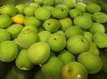 step1: 梅先用鹽水浸15分鐘，然後倒去鹽水份，再逐粒沖洗乾淨。