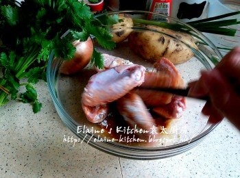 step1: <a href="https://bit.ly/3zHU5V3" target="_blank" data-keyword="雞中翼" class="guide-link"><strong>雞中翼</strong></a> <span style="display:inline-block;vertical-align:middle;margin-top:-3px;color:initial;border-radius:3px;padding:2px 3px;font-size:12px;line-height:14px;background:#87d300;color:#fff;">即買</span> 用水沖洗乾淨抹乾水份放入大碗 , 加入<span class="group_2">醃料</span>拌勻靜待1小時