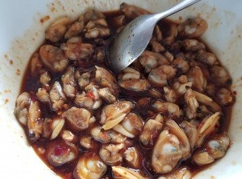 step5: 將蜆肉放入撈好，再放入雪櫃冷凍 3 小時