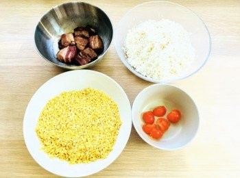 step2: 將糯米洗淨，浸清水一小時，倒去清水，加入少量橄欖油及鹽，攪勻。
將開邊綠豆洗淨，浸清水一小時，倒去清水。
鹹蛋黃切開一半。