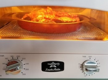 step3: 反轉豬肉，兩面塗上少許叉燒醬，再烤焗5分鐘即可。
