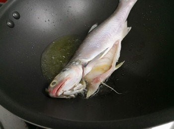 step5: 先慢火將魚肉煎熟， 轉中火； 再把鑊傾側令油聚起，將魚半煎炸一面至金黃  ）(tips 3: 要夠耐性)；