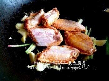 step4: 燒紅鑊 , 放入薑絲 , 蒜頭 , 蔥白爆香 , 加入<a href="https://bit.ly/3zHU5V3" target="_blank" data-keyword="雞翼" class="guide-link"><strong>雞翼</strong></a> <span style="display:inline-block;vertical-align:middle;margin-top:-3px;color:initial;border-radius:3px;padding:2px 3px;font-size:12px;line-height:14px;background:#87d300;color:#fff;">即買</span> 及贊少許酒炒至轉色