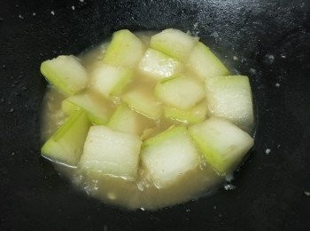 step8: 加入雞粉，糖，少少胡椒粉中細火燜煮 20 分鐘，燜至冬瓜轉半透明後，將瑤柱放入，燜多 15 分鐘，少少麻油，生粉水埋芡