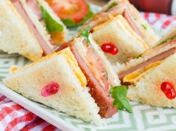 step5: 再蓋上一片多士，切成四小件即成！