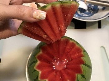 step4: 慢慢用刮西瓜儀器一球一球把西瓜肉刮成圓波，然後放入雪櫃雪凍