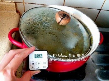 step7: 用中火煲至滾起時 , 拌一拌勻材料後蓋上蓋轉慢火煲1小時
