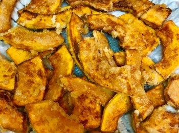 step4: 用一隻乾淨的鑊放約2湯匙油，加入咸蛋黄茸，慢火將咸蛋黄推至溶化及微微起泡。