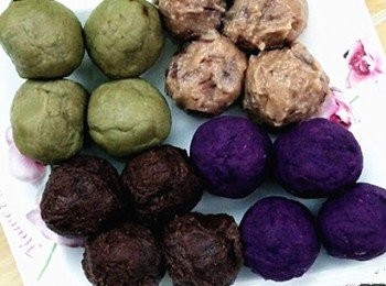 step3: 再用刀平均分割成小块。
戴上一次性手套，滴上少许油在手套上可以防沾手，取出切割好的水晶皮然後包上馅再搓成小团用粽子叶包好就可以了