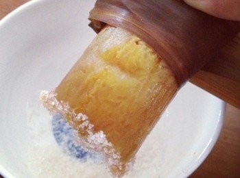 step4: 取出糯米，控水，然後就是跟普通的粽子一樣包緊，放鍋裡煮，煮的時候水加一小湯勺鹼水，水會慢慢的一點一點的被燒沒了，不過不要急，加水就好！每次加水都保持加到剛好高過粽子一公分以上就可以了