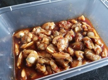 step6: 用薑片 , 黃酒將蜆肉拖水 , 再稍為壓搾迫出多餘水份 。
將蜜糖 , 麻油 , 蝦米辣椒油 , 辣椒粉 , 瑞士雞汁 , 胡椒粉 , 泰式雞醬撈好 , 放入蜆肉撈好 , 再放入雪櫃冷凍醃 3 小時 , 完成。