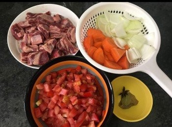 step2: 牛肋條切件。
紅蘿蔔洋蔥去皮，切件，切塊。
蕃茄切粒。
月桂葉、八角洗淨備用。