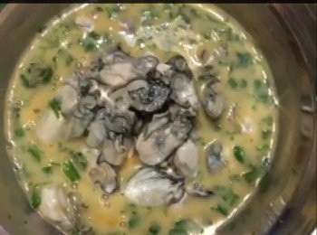 step8: 倒入蠔仔，輕微拌勻不要搞爛蠔仔肉