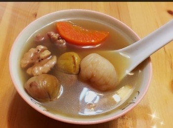 step3: 用上栗子煲湯，份外清甜，配上合桃含豐富多元不飽和脂肪酸，有助維持大腦神經系統的正常功能，具真正補腦功效 、 腰果，更有壯腰補腎之效。