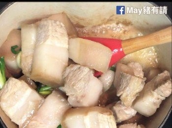 step3: 先放酒，再放生抽、老抽、胡椒粉和冰糖，炒匀。