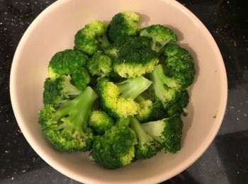 step3: 撈起，瀝乾水，將西蘭花排放焗碟中