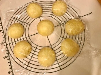 step5: 將麵團平均分割8等份，每份約65g，滾圓，包上保鮮紙，靜置10分鐘