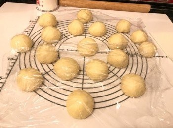 step5: 將麵團平均分割16-17等份，每份約35g，滾圓，包上保鮮紙，靜置10分鐘
