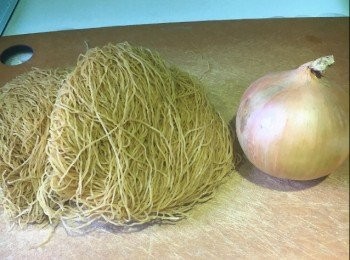 step1: 材料：
紅燒鮑魚 2隻(真空包裝)
蛋炒麵 2個
洋蔥 1個
芫荽 少許(裝飾用)