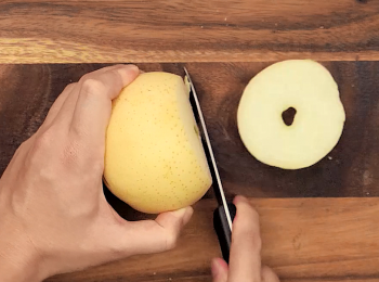 step1: 雪梨洗淨，切頂部一層。