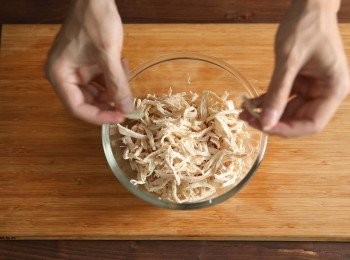 step3: 將放涼的<a href="https://bit.ly/3EZL8dD" target="_blank" data-keyword="雞胸" class="guide-link"><strong>雞胸</strong></a> <span style="display:inline-block;vertical-align:middle;margin-top:-3px;color:initial;border-radius:3px;padding:2px 3px;font-size:12px;line-height:14px;background:#87d300;color:#fff;">即買</span> 肉絲成雞絲備用。