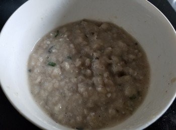 step2: 鯪魚肉，用少少雞粉，麻油，胡椒粉，約150ml 水撈好攪拌成魚漿