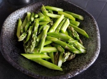 step1: 露荀，清洗後稍為去皮切段