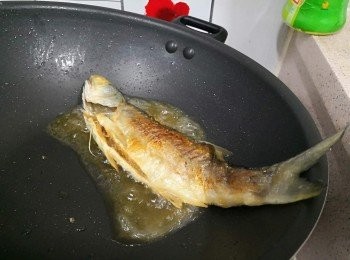 step7: 反最後一次； 再將鑊傾側， 將魚浸再油最後轉大火迫出肉內多魚油份； 便會煎出香脆的煎封魚。
(tips 4:  反魚的次數越少， 散的機會也減少)