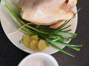 step1: 雞先洗乾淨後， 雞皮和雞肚內均勻搽上粗鹽。預熱焗爐230度或水波爐過熱水蒸氣功能230度。