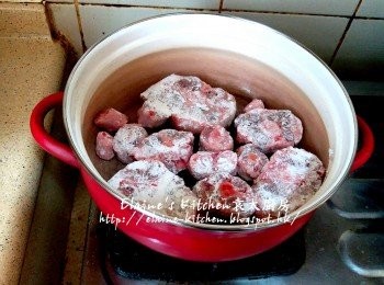 step5: 牛尾兩面沾上少許麵粉 , 放入煲內用中火煎至兩面金黃色