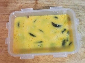 step9: 20分鐘後，取出蒸好的蛋，用濾網將蛋黃濾進便當盒中，