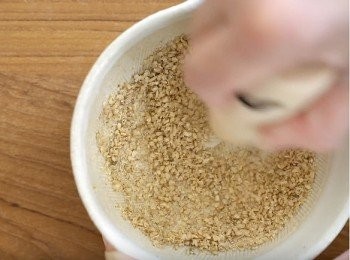 step3: 將1.5匙白芝麻放入研磨缽中，研磨至粉狀