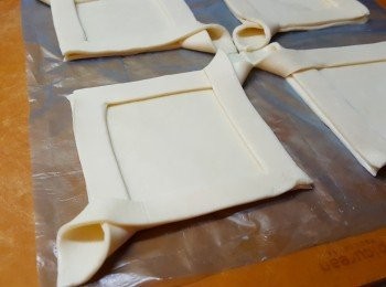 step6: 打開酥皮將外框互相對摺。