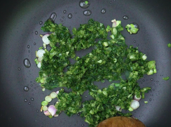 step3: 熱油鍋，下蔥末，再下小白菜翻炒。