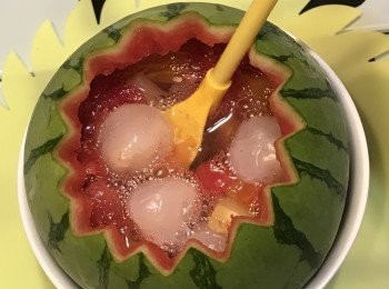 step5: 然後把之前已雪凍的荔枝、雜果丶西瓜放入西瓜盅內，再倒入汽水。爽呀美味嘅西瓜盅簡單完成。