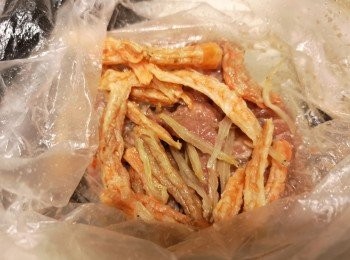 step2: 除薑絲備用，所有材料混合醃15分鐘。