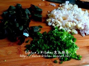 step5: 期間將皮蛋去殼切粒 , 蒜頭 , 乾蔥頭去衣切細粒 , 蔥切粒備用