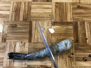 step3: 在蝦腹部的地方，沿著節處平行劃3到4刀，劃斷筋位，使其炸起來不會卷縮。