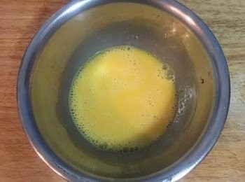 step8: 蛋黃裡加一湯匙水打勻備用；
