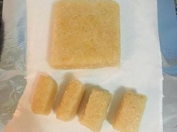 step8: 起油鍋加熱到170度左右； 放冷的糯米已塑好型，刀子抹油後切成喜歡的大小；