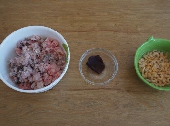 step4: 將已打碎的肉放入碗中; 陳皮浸軟後切成粒; 蝦米用暖水浸軟後取出切碎, 水留起待用