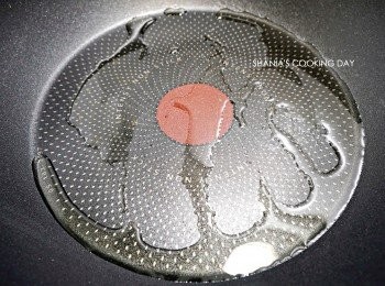 step2: 熱鍋後，倒入橄欖油。