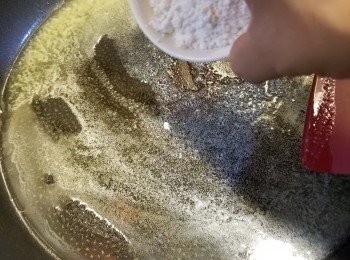 step5: 當牛油溶解後,將火較到最細,加入底筋麵粉40g炒勻