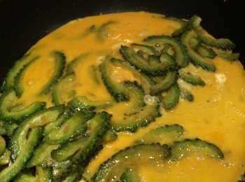 step4: 加少許油後將蛋液倒入鑊中，隨自己喜歡炒滑蛋或煎香雞蛋。