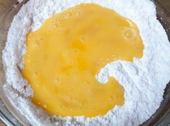 step3: 蛋打散後直接加入粉中拌勻